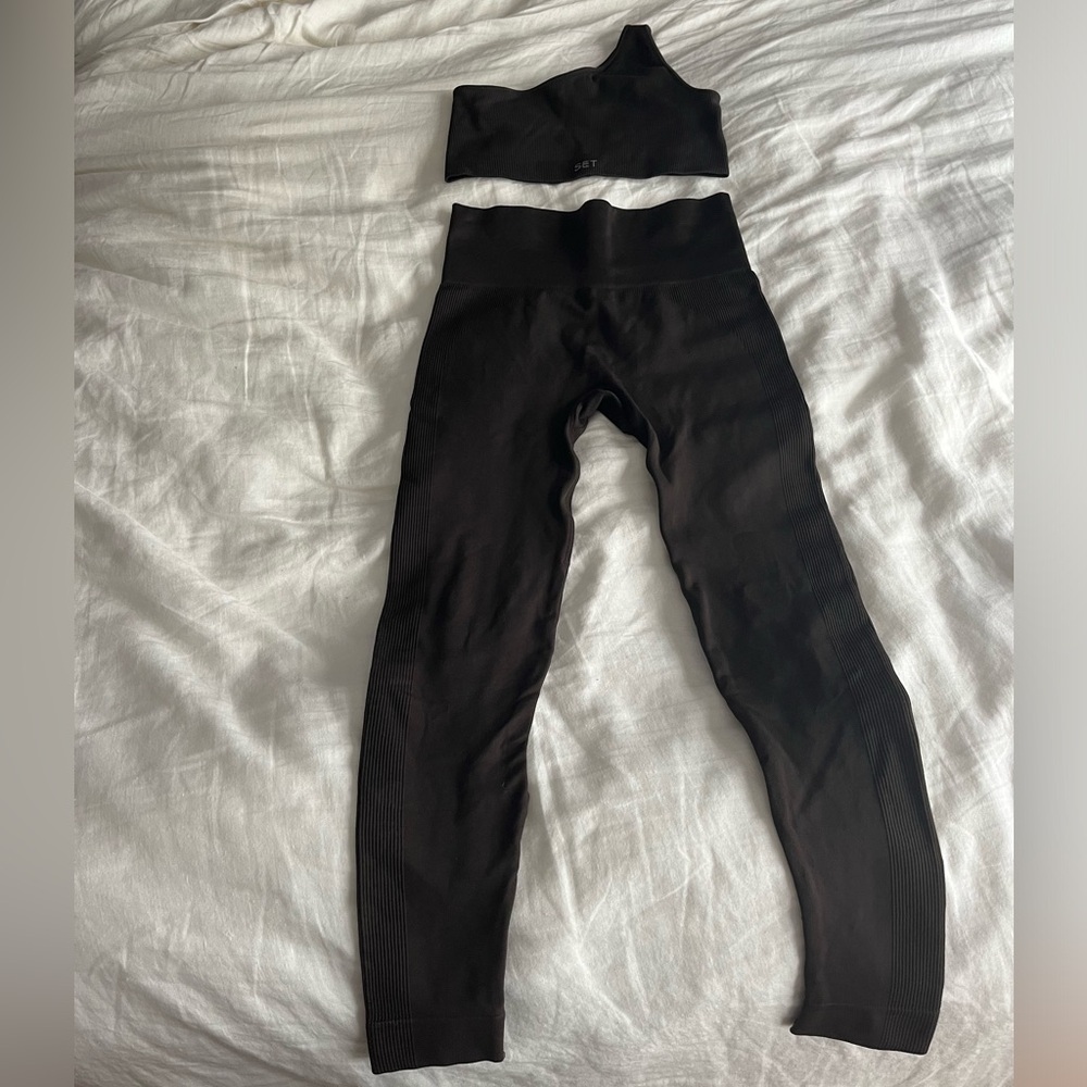 Set active brown set worn once in perfect condition
